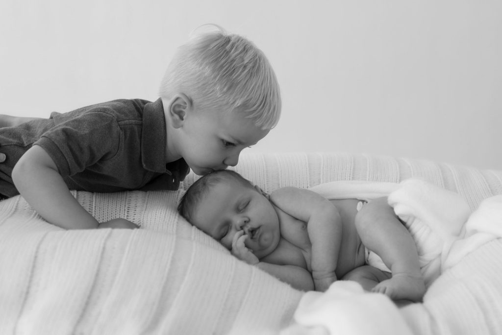 Newborn photoshoot with sibling